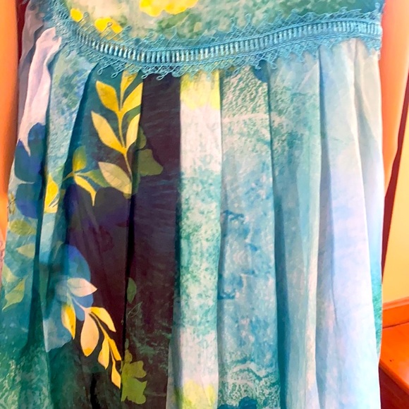 Beautiful dress. High low hem line - Picture 2 of 8